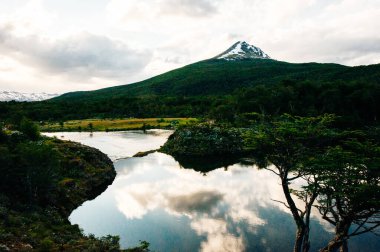 Ushuaia karlı güzel dağ, Tierra del Fuego ili, Arjantin.