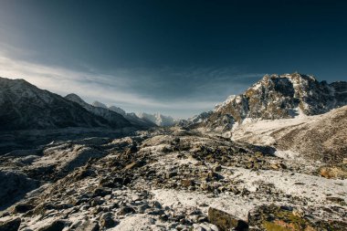 Gokyo Ri 'den dağların manzarası. Himalayalar 'da karlı dağlar ve açık gökyüzü, Nepal. Yüksek kalite fotoğraf