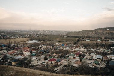 Dağdan şehrin manzarası. Yaz manzarası. Kırgızistan, Bişkek. Binalar ve mimari. Yüksek kalite fotoğraf