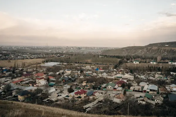 Dağdan şehrin manzarası. Yaz manzarası. Kırgızistan, Bişkek. Binalar ve mimari. Yüksek kalite fotoğraf