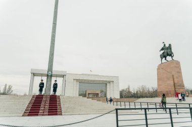 Bishkek, Kırgızistan - fev, 2022 Ala-Too Square with State History Museum and Manas Statue. Yüksek kalite fotoğraf