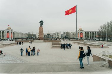 Bishkek, Kırgızistan - fev, 2022 Ala-Too Square with State History Museum and Manas Statue. Yüksek kalite fotoğraf