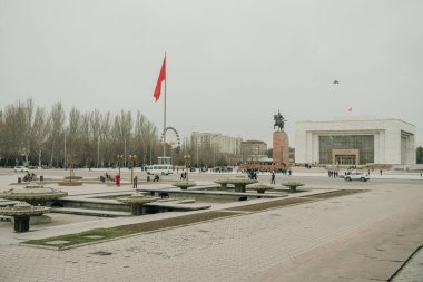 Bishkek, Kırgızistan - fev, 2022 Ala-Too Square with State History Museum and Manas Statue. Yüksek kalite fotoğraf