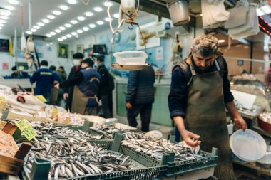 İstanbul, Türkiye - Ekim 04, 2018: Kadıköy 'de gıda pazarı. İstanbul 'un Asyalı tarafı. Yüksek kalite fotoğraf