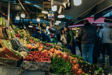 İstanbul, Türkiye - Ekim 04, 2018: Kadıköy 'de gıda pazarı. İstanbul 'un Asyalı tarafı. Yüksek kalite fotoğraf