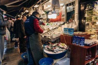 İstanbul, Türkiye - Ekim 04, 2018: Kadıköy 'de gıda pazarı. İstanbul 'un Asyalı tarafı. Yüksek kalite fotoğraf