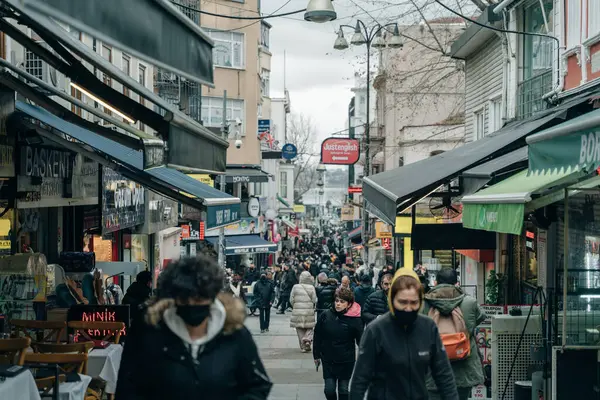 İstanbul, Ekim 2021 Kadıköy ilçesine bağlı bir cadde. Yüksek kalite fotoğraf