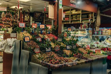 İstanbul, Türkiye - Ekim 04, 2018: Kadıköy 'de gıda pazarı. İstanbul 'un Asyalı tarafı. Yüksek kalite fotoğraf