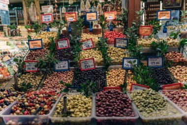İstanbul, Türkiye - Ekim 04, 2018: Kadıköy 'de gıda pazarı. İstanbul 'un Asyalı tarafı. Yüksek kalite fotoğraf