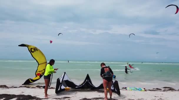 Şehirdeki Uçurtma Sörfü Kumsalında Güneşli Bir Gün Holbox Meksika Aralık — Stok video