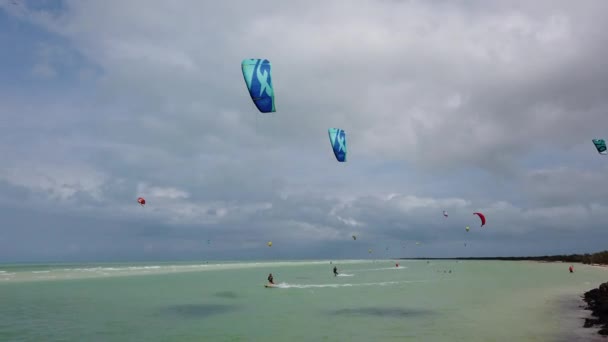 Bella Giornata Sole Sulla Spiaggia Kite Surf Della Città Holbox — Video Stock