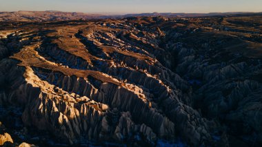 Kapadokya 'daki Kızıl Vadi, Anadolu, Türkiye. Goreme Ulusal Parkı 'ndaki volkanik dağlar.