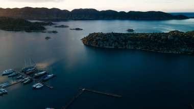 Kekova 'da tekneleri ve yatları olan güzel marina manzaralı, hindi. Yüksek kalite fotoğraf