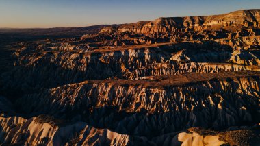 Kapadokya 'daki Kızıl Vadi, Anadolu, Türkiye. Goreme Ulusal Parkı 'ndaki volkanik dağlar.