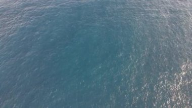 Sakin mavi Pasifik Okyanusu 'nun havadan görünüşü. Yüksek kalite 4k görüntü