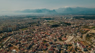 Antalya 'da Antalya Körfezi' nin güneşli bir günde insansız hava aracının yüksek noktasından havadan çekilmiş fotoğrafı. Yüksek kalite fotoğraf.