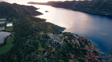 Kalekoy köyü, Kekova insansız hava aracı manzaralı. Antalya ilinin Kekova adası yakınlarındaki Bizans Kalesi. Yüksek kalite fotoğraf
