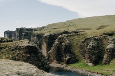 İzlanda 'daki ünlü Fjadrargljufur Kanyonu. En iyi turizm beldesi. İzlanda 'nın güneydoğusu, Avrupa. Yüksek kalite fotoğraf