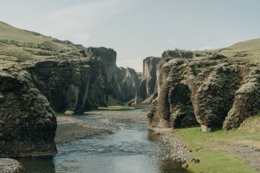 İzlanda 'daki ünlü Fjadrargljufur Kanyonu. En iyi turizm beldesi. İzlanda 'nın güneydoğusu, Avrupa. Yüksek kalite fotoğraf