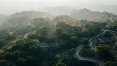 Kaliforniya 'daki yangınlardan çıkan duman. Hamilton Dağı 'nın tepesinin havadan görünüşü, San Jose, California. Yüksek kalite fotoğraf