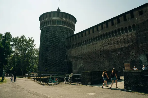  Milan, İtalya - NOV, 2021 Sant 'Ambrogio Bazilikası, en eski kiliselerden biri. Yüksek kalite fotoğraf