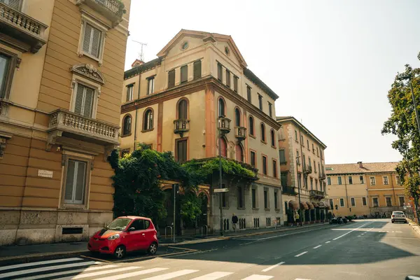 Milano, İtalya 'nın merkezinde antik binaların olduğu cadde - Kasım, 2021. Yüksek kalite fotoğraf