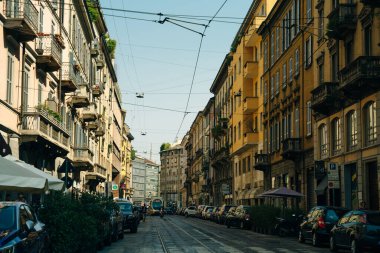Milano, İtalya 'nın merkezinde antik binaların olduğu cadde - Kasım, 2021. Yüksek kalite fotoğraf
