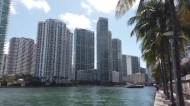 ABD, Miami - Mart 2019 ıssız caddelerin manzarası. Şehir merkezinde Modern Mimarlık