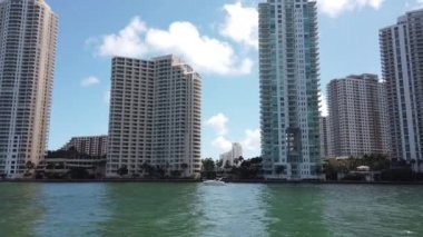 ABD, Miami - Mart 2019 ıssız caddelerin manzarası. Şehir merkezinde Modern Mimarlık