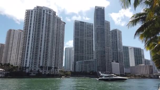 USA, Miami - maart 2019 uitzicht op verlaten straten. Moderne architectuur in het centrum — Stockvideo
