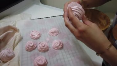 Pasta şefi mutfakta krema hazırlıyor.