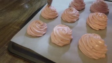 Pasta şefi mutfakta krema hazırlıyor.