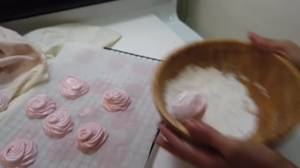 Péksütemény készítés habcsók asztalnál a konyhában — Stock videók