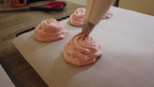 Koki pastry mempersiapkan meringues di meja di dapur — Stok Video