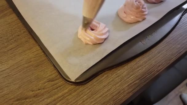 Pastelero preparando merengues a la mesa en la cocina — Vídeo de stock