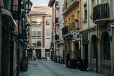 LOGRONO, İSPAN - No, 2021 Narrow Caddesi, restoranları olan. Logrono, İspanya. Yüksek kalite fotoğraf