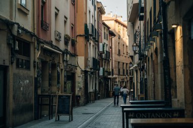 LOGRONO, İSPAN - No, 2021 Narrow Caddesi, restoranları olan. Logrono, İspanya. Yüksek kalite fotoğraf