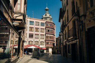LOGRONO, İSPAN - No, 2021 Narrow Caddesi, restoranları olan. Logrono, İspanya. Yüksek kalite fotoğraf