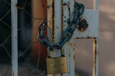 Metal çitin etal çitlerinde eski bir asma kilit var. Yüksek kalite fotoğraf