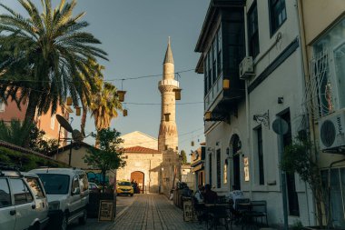 Eski şehir Kaleici 'deki Camii' nin flüt sesleri. Antalya - TURKEY - dec, 2021