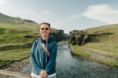 İzlanda 'daki ünlü Fjadrargljufur Kanyonu' nda gezgin bir kız. En iyi turizm beldesi. İzlanda 'nın güneydoğusu, Avrupa