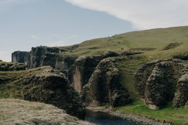 İzlanda 'daki ünlü Fjadrargljufur Kanyonu. En iyi turizm beldesi. İzlanda 'nın güneydoğusu, Avrupa