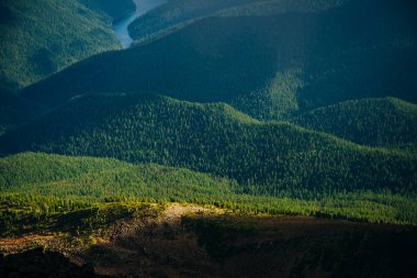 Yenisei nehri kaynağındaki Sibirya Kayan dağ nehirlerinin birleşimi. Yüksek kalite fotoğraf