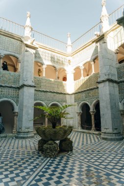 Sintra, Portekiz - Aralık 2021: Mağribi Kalesi 'nden turistlerle birlikte Pena Ulusal Sarayı' nda görüldü. Yüksek kalite fotoğraf