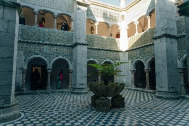 Sintra, Portekiz - Aralık 2021: Mağribi Kalesi 'nden turistlerle birlikte Pena Ulusal Sarayı' nda görüldü. Yüksek kalite fotoğraf