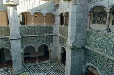 Sintra, Portekiz - Aralık 2021: Mağribi Kalesi 'nden turistlerle birlikte Pena Ulusal Sarayı' nda görüldü. Yüksek kalite fotoğraf