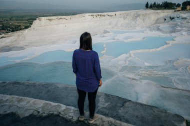 Pamukkale 'deki doğal travertin havuzları ve terasları. Türkiye 'nin güneybatısındaki pamuk kale. Yüksek kalite fotoğraf