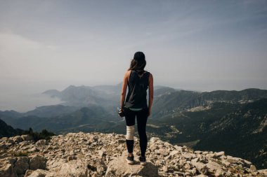 Kız, Lycian Patikası Hindisi 'nde yürüyor. Yüksek kalite fotoğraf
