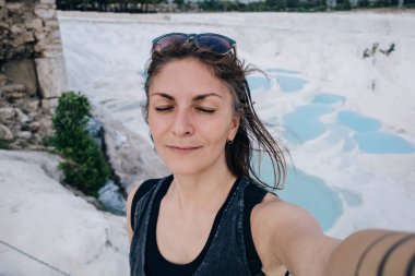 Pamukkale 'deki doğal travertin havuzları ve terasları. Hindi. Yüksek kalite fotoğraf