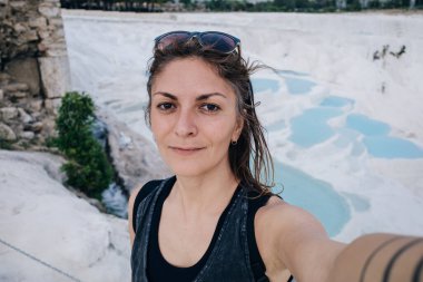 Pamukkale 'deki doğal travertin havuzları ve terasları. Hindi. Yüksek kalite fotoğraf